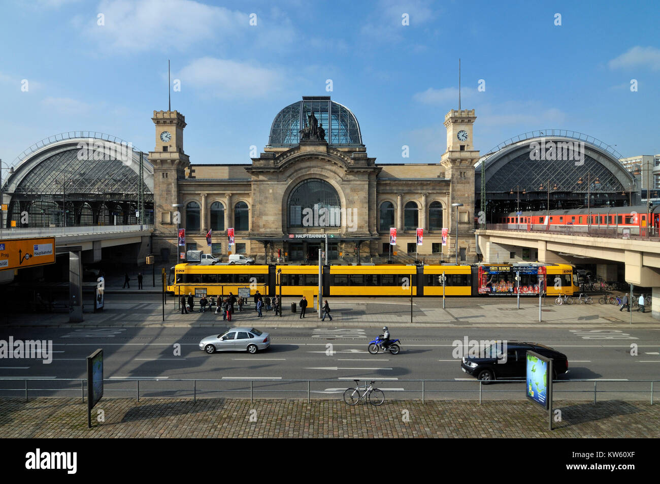 dresden-central-station-dresden-hauptbahnhof-KW60XF.jpg