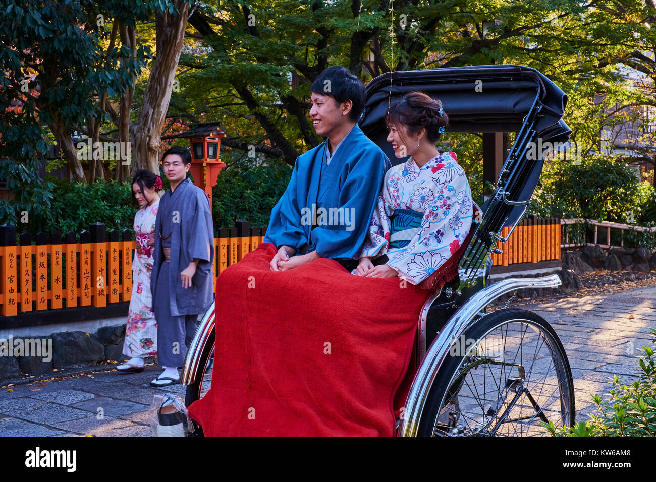 Japan, Honshu island, Kansai region, Kyoto, Gion, Geisha former area, couple in kimono travelling with local taxi Stock Photo