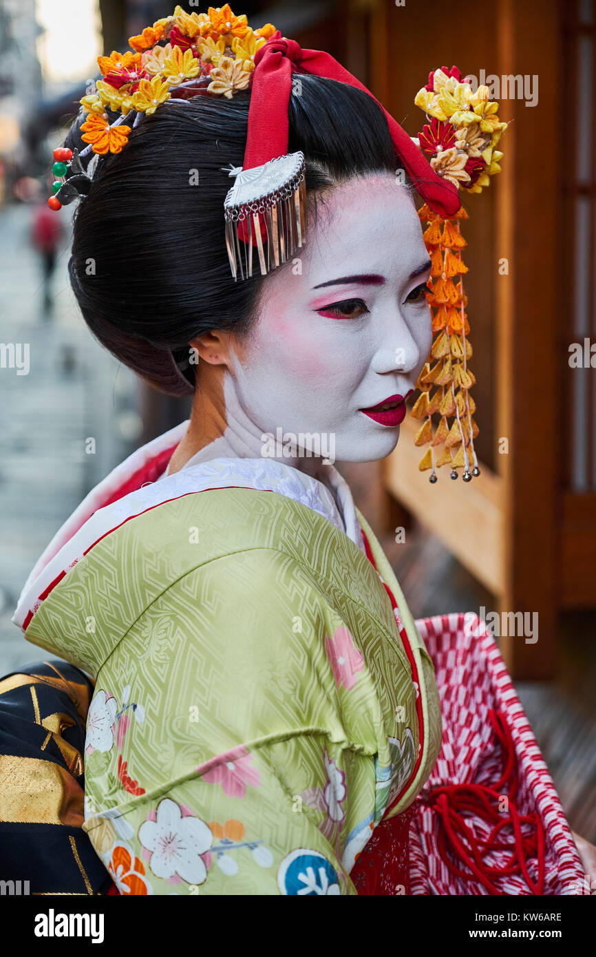 Geisha in make-up tradizionale e indossando un kimono nel quartiere di Gion  di Kyoto, Giappone Foto stock - Alamy