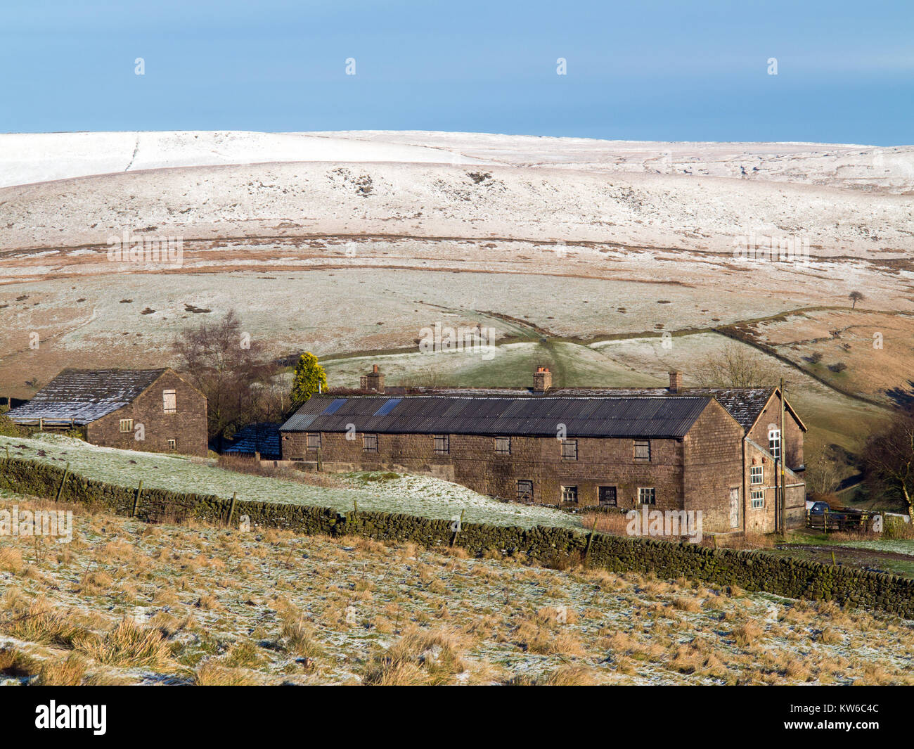 Farmhouse in the snow hi-res stock photography and images - Alamy