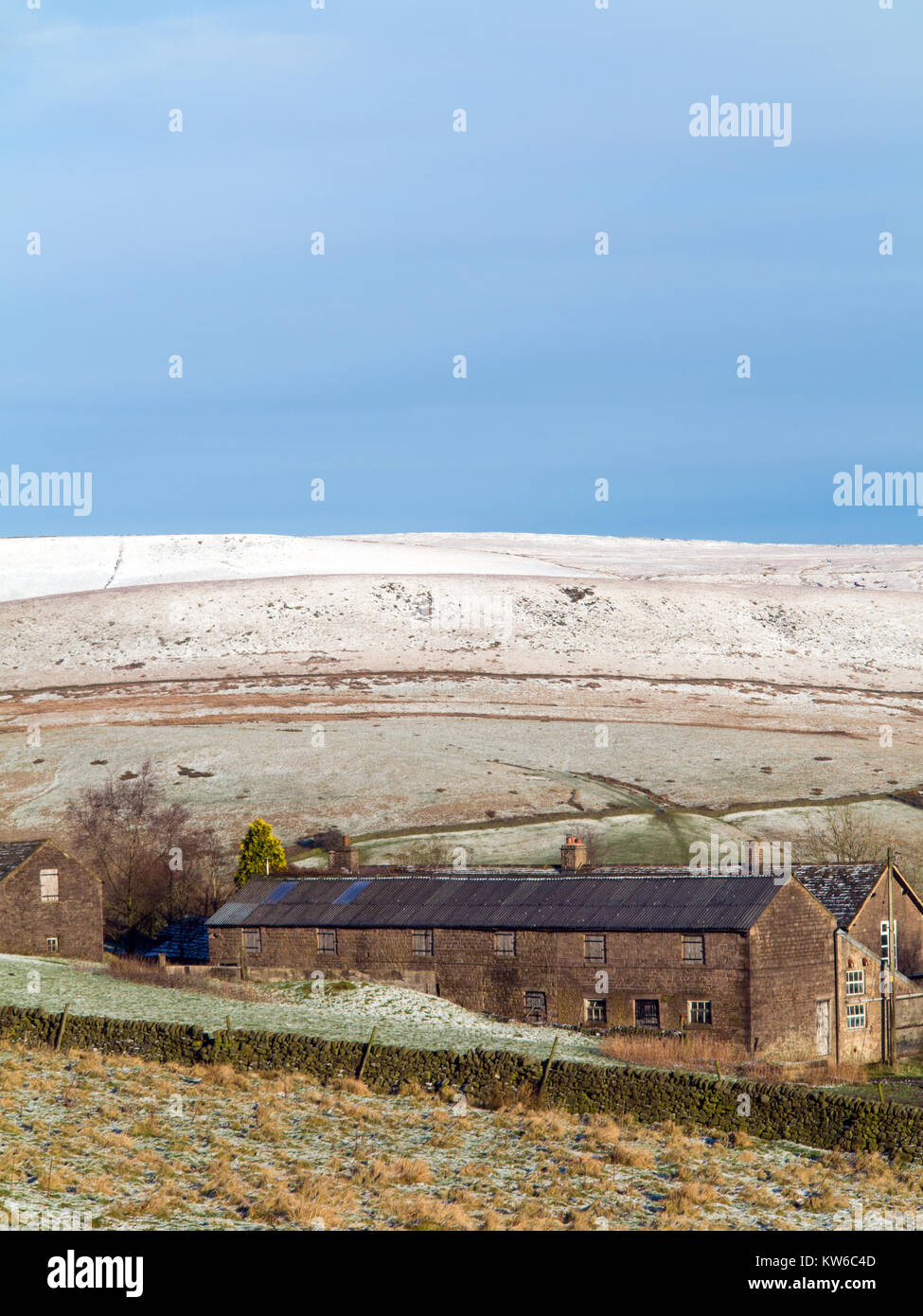 Farmhouse in the snow hi-res stock photography and images - Alamy