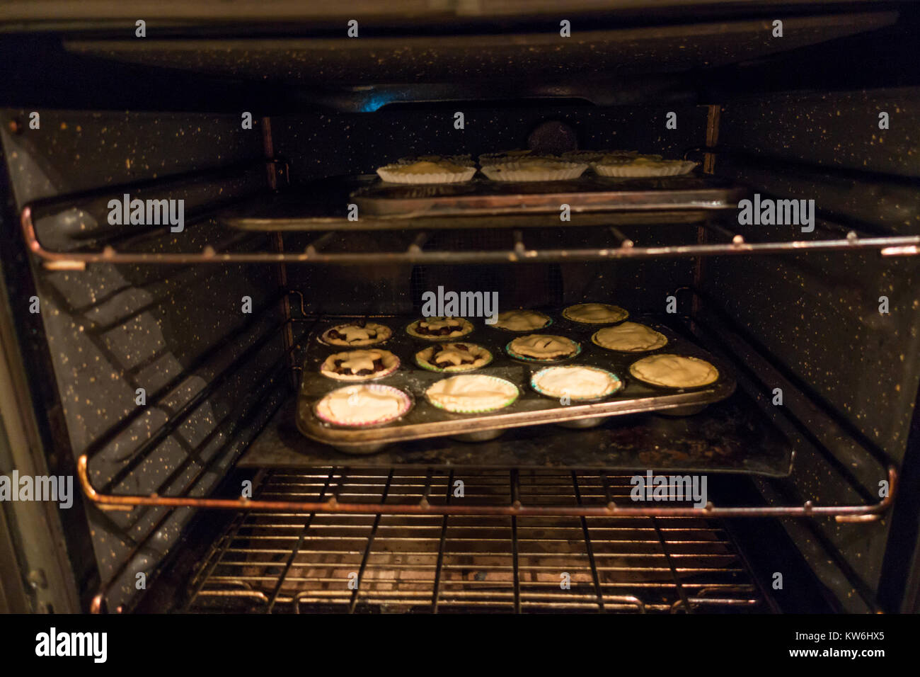 Put muffin tin in oven hires stock photography and images Alamy