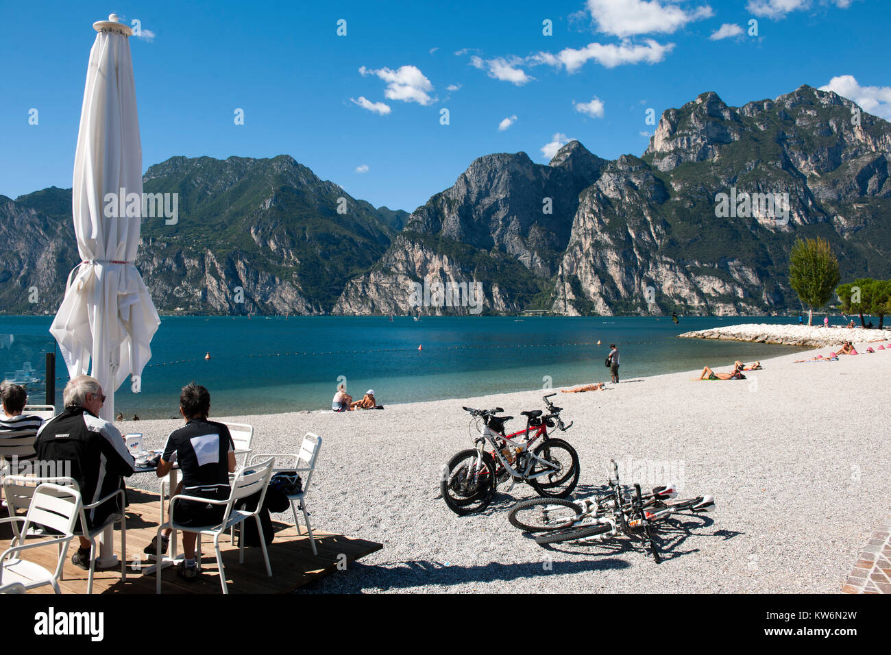 Italien, Trentino-Südtirol, Gardasee, Torbole, Strand am See Stock Photo