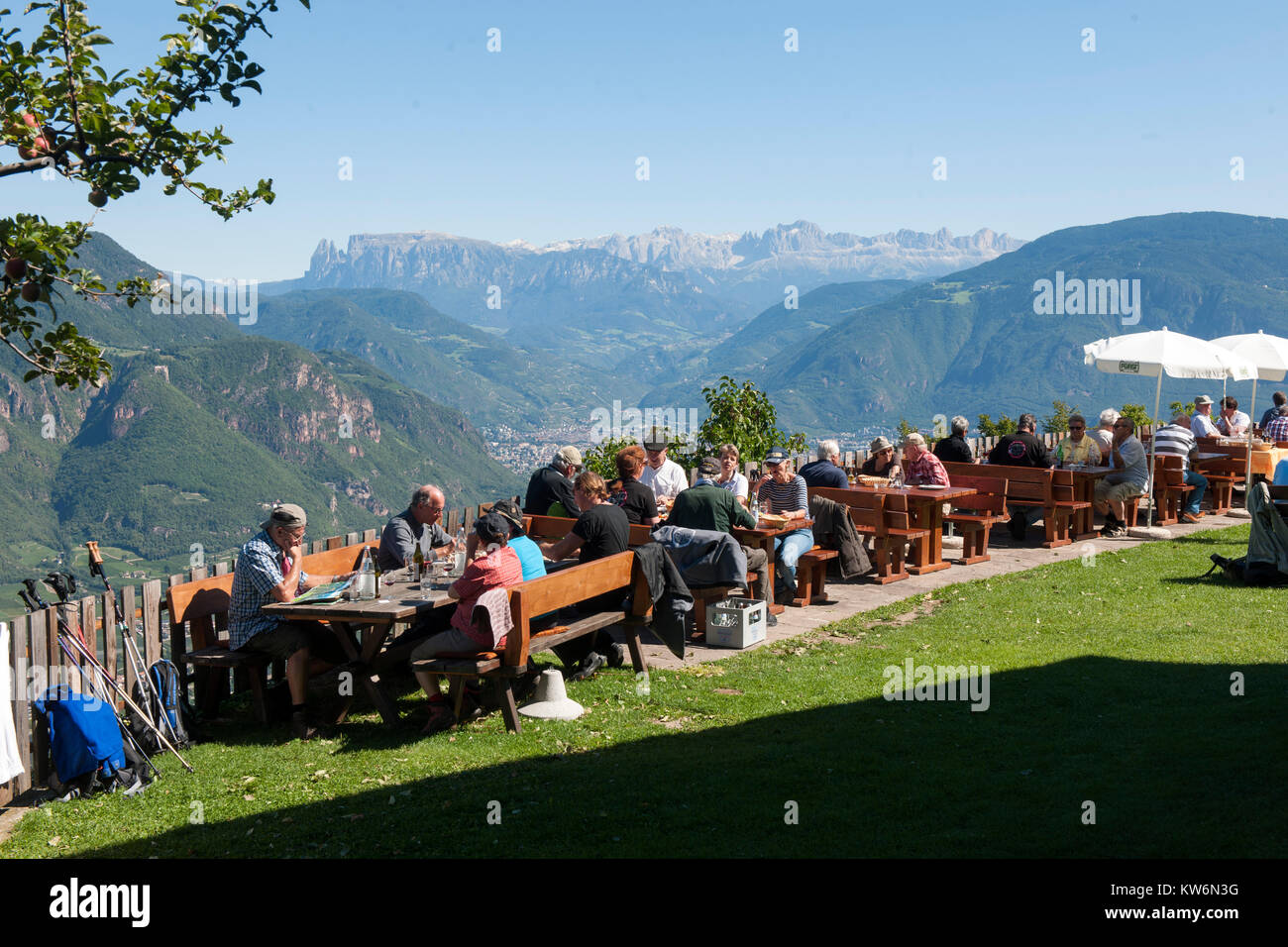 Italien, Trentino-SÃ¼dtirol, Eppan an der Weinstrasse, Gasthaus Lipp mit Blick in die Dolomiten Stock Photo