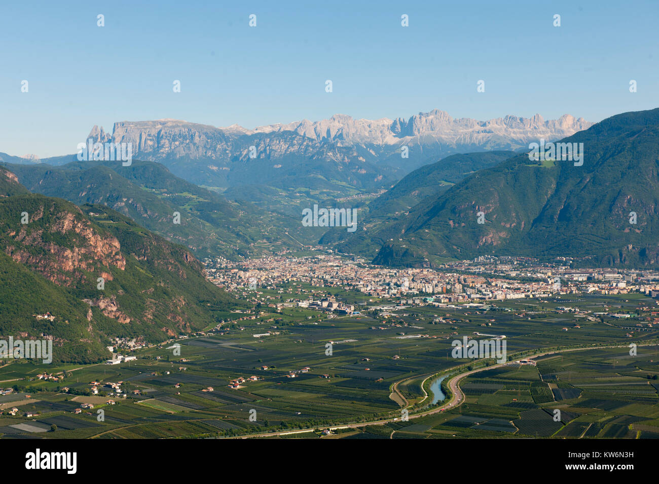 Italien, Trentino-Südtirol, Eppan an der Weinstrasse, Gasthaus Lipp mit Blick nach Bozen und in die Dolomiten Stock Photo