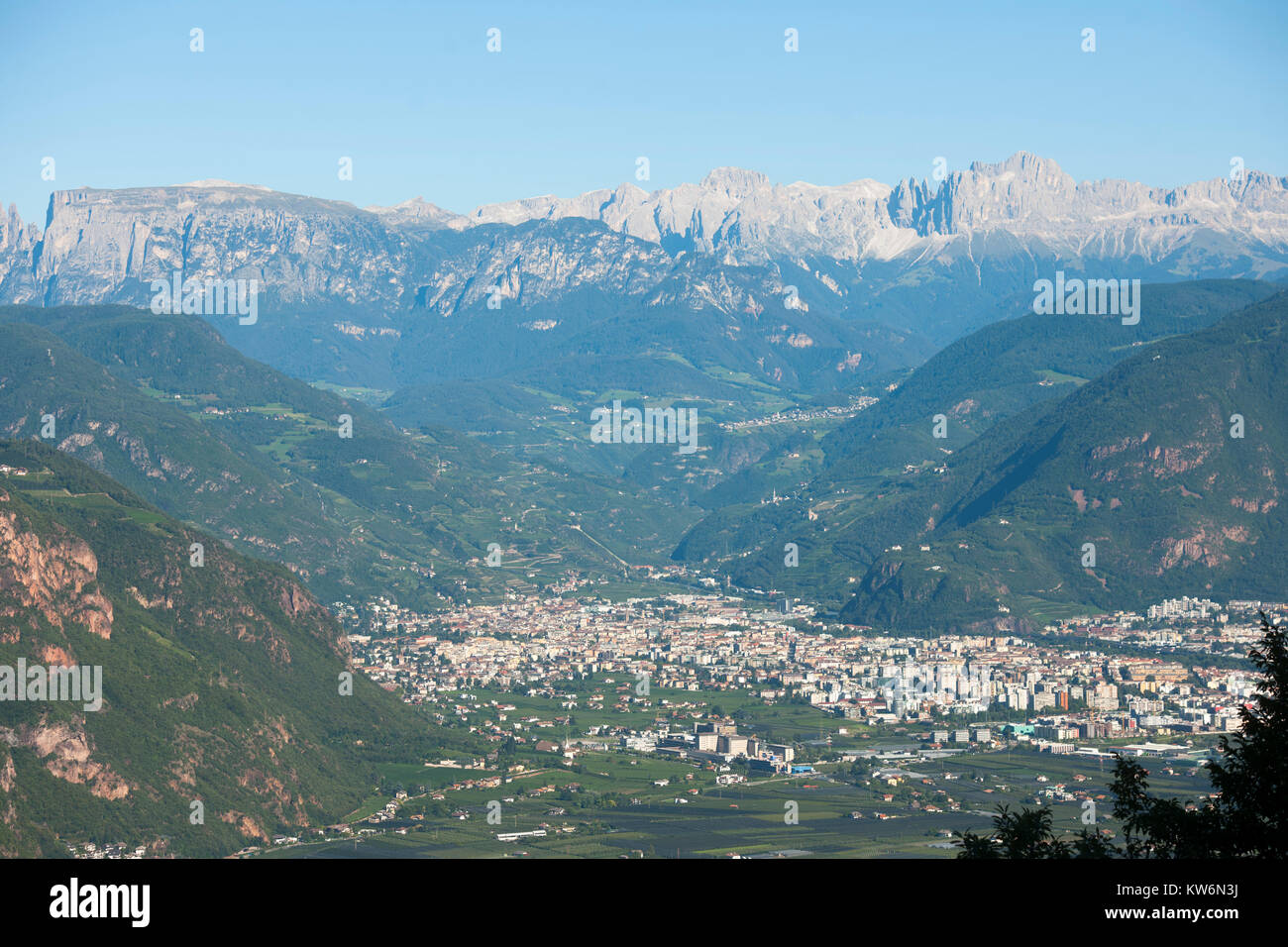 Italien, Trentino-SÃ¼dtirol, Eppan an der Weinstrasse, Gasthaus Lipp mit Blick nach Bozen und in die Dolomiten Stock Photo