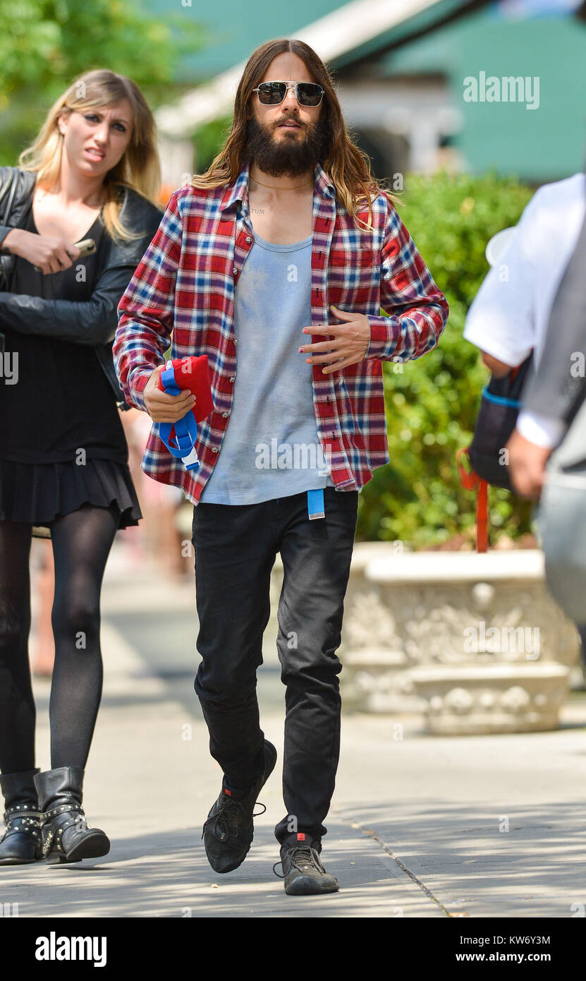 NEW YORK, NY - AUGUST 19: Actor Jared Leto wearing nail polish and a plaid  flannel shirt in downtown Manhattan on August 19, 2014 in New York City.  People: Jared Leto Stock Photo - Alamy