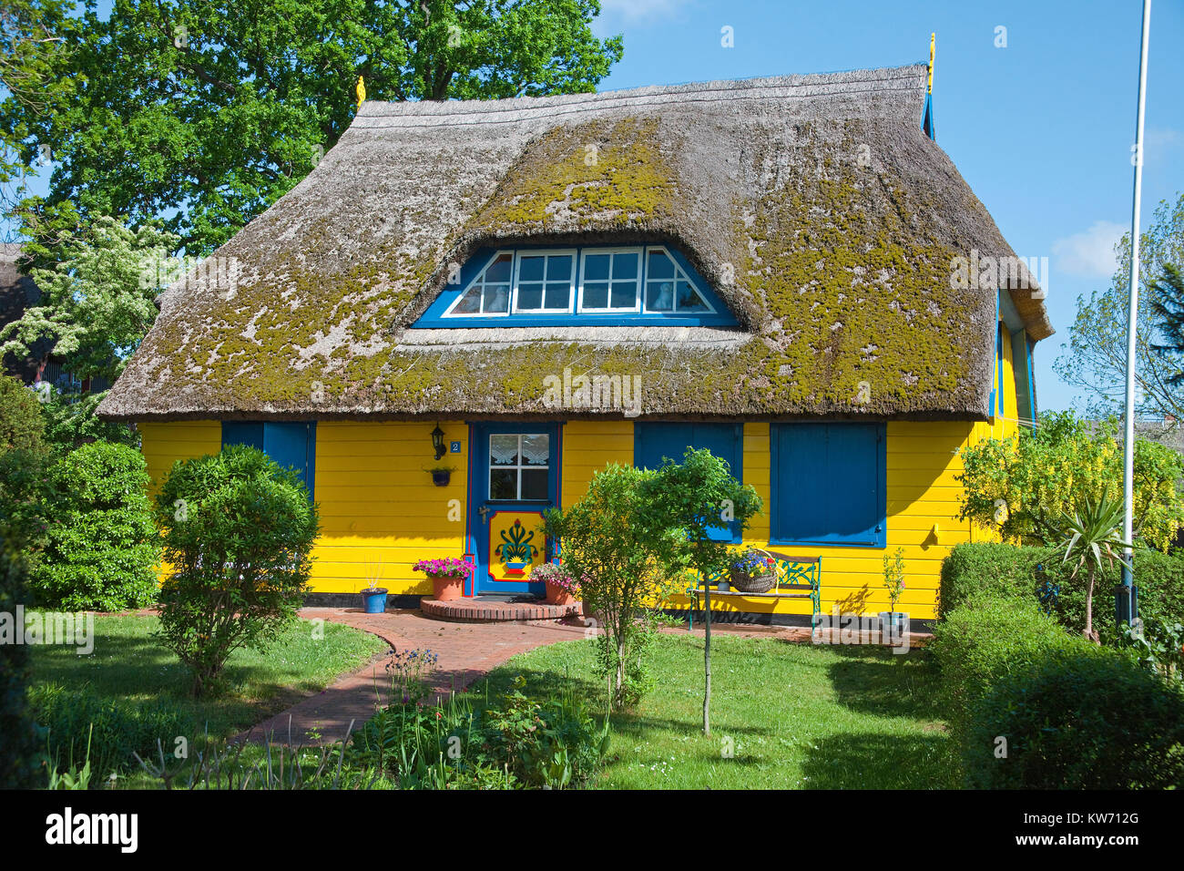 Colourful thatched-roof house at the village Born at Darss, Fischland, Mecklenburg-Western Pomerania, Baltic sea, Germany, Europe Stock Photo