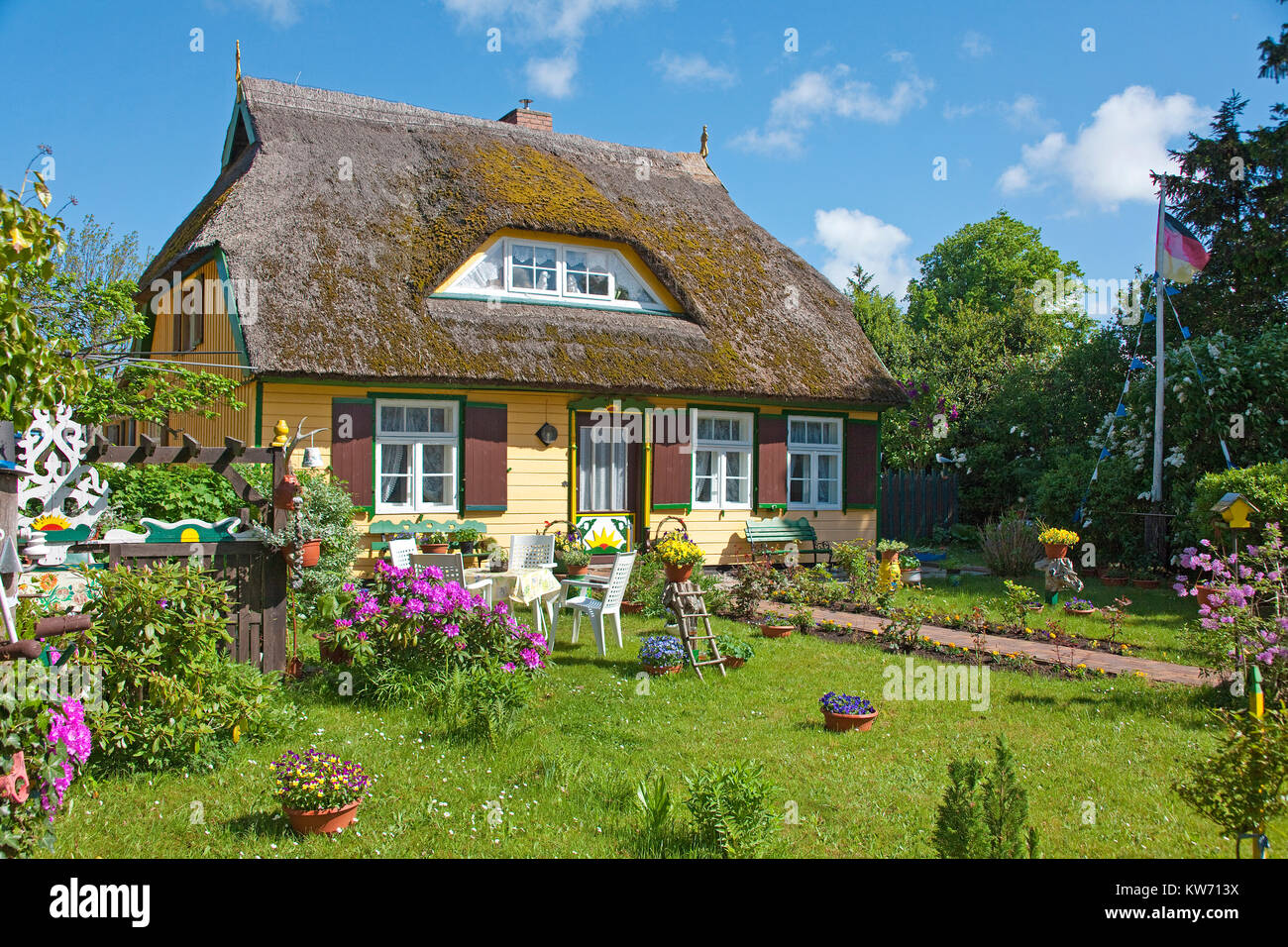 Traditional thatched-roof house at the village Born at Darss, Fischland, Mecklenburg-Western Pomerania, Baltic sea, Germany, Europe Stock Photo