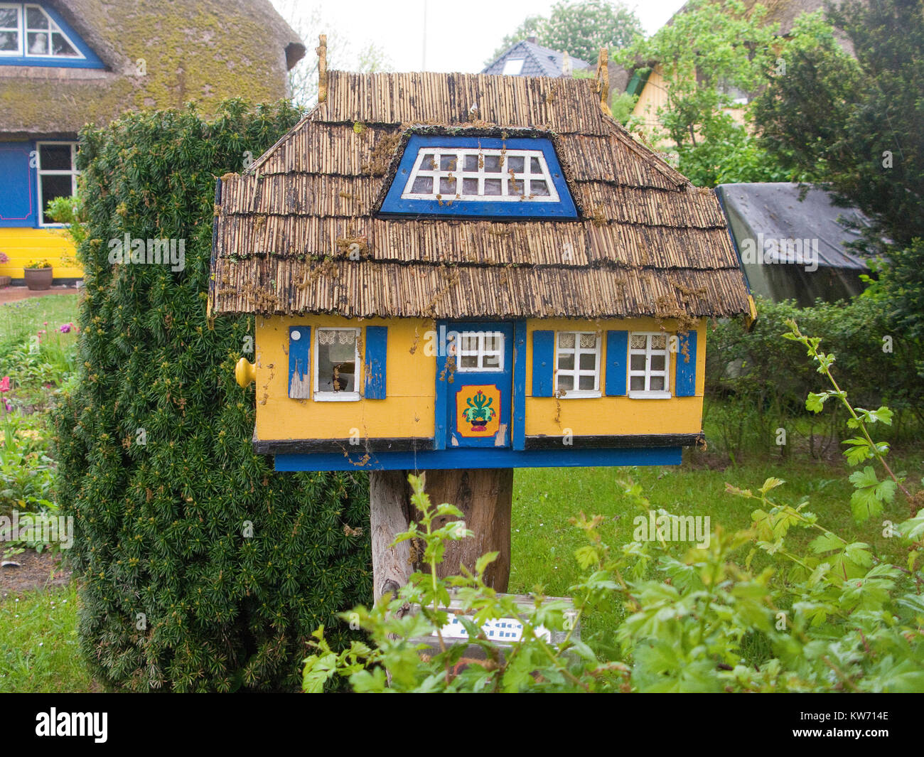 Postbox (miniature replica of thatched-roof house behind), Born at Darss, Mecklenburg-Western Pomerania, Baltic sea, Germany, Europe Stock Photo