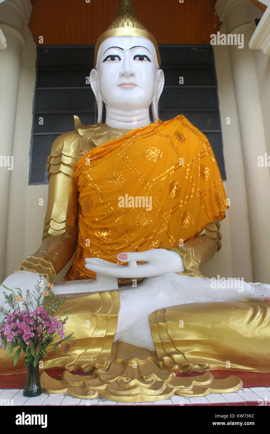 Golden robe hi-res stock photography and images - Alamy