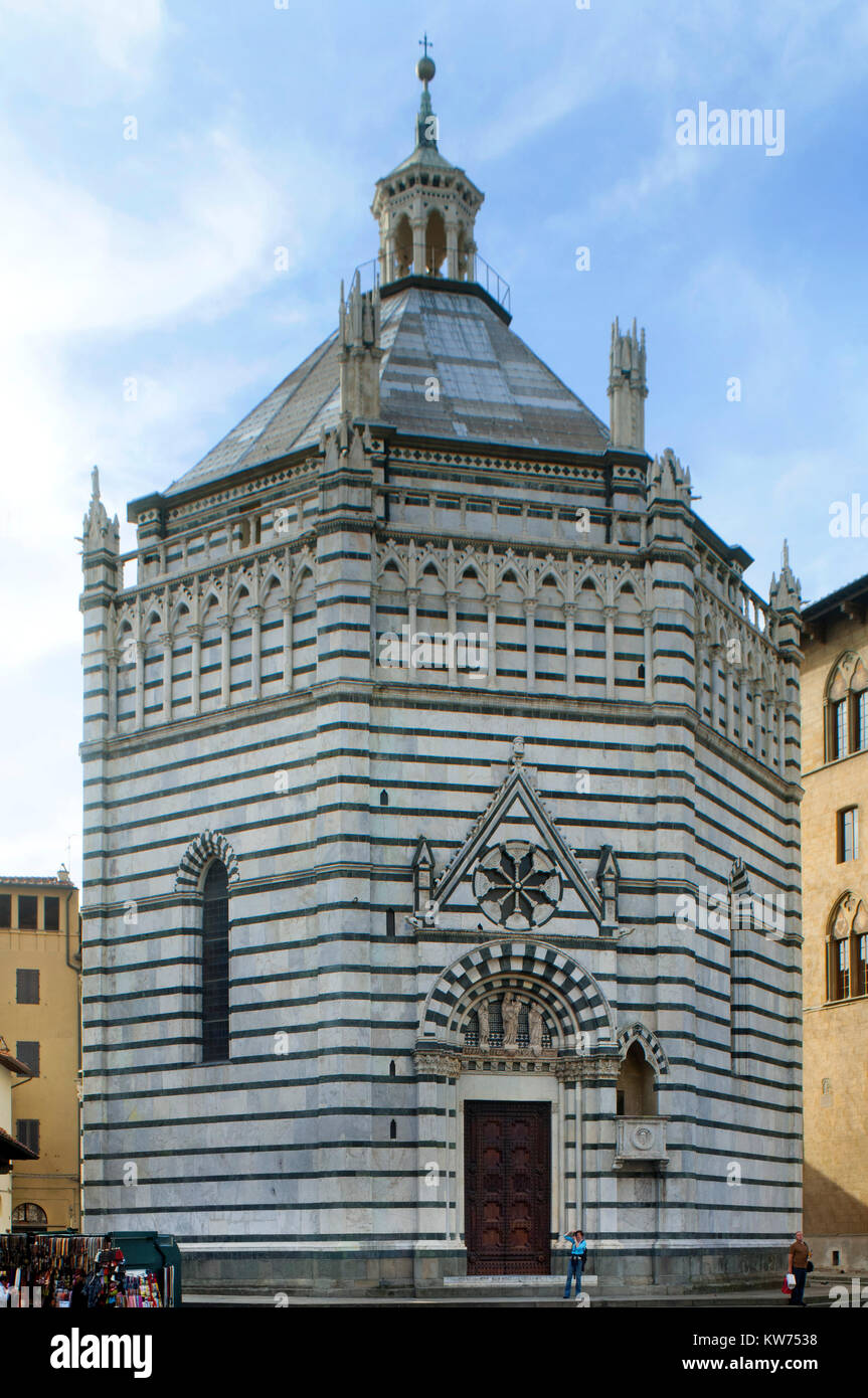 Italien, Toskana, Pistoia, Battistero di S Giovanni, welches vom Architekten und Bildhauer Andrea Pisano entworfen und 1359 fertig gestellt wurde Stock Photo