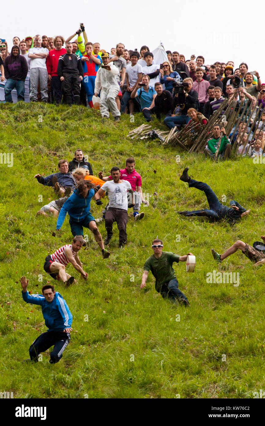 Cooper's Hill, Gloucestershire, UK 26th May 2014 Thousands gathered for the annual cheeserolling event on Cooper's Hill that takes place every year. Stock Photo