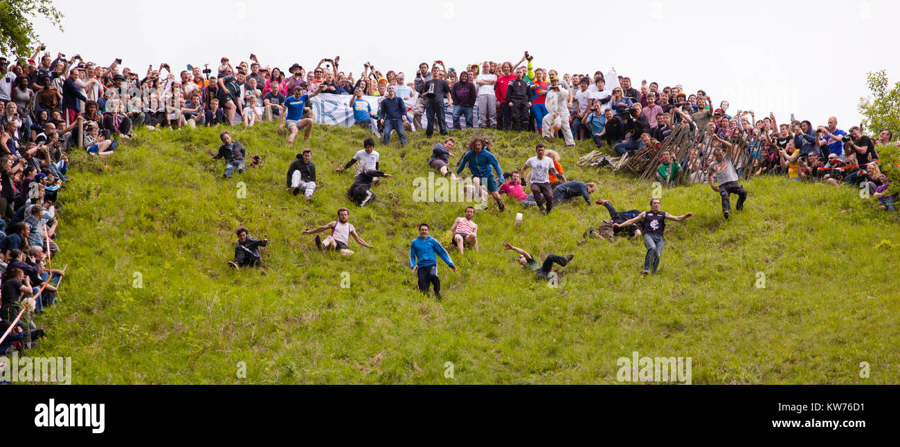 Cooper's Hill, Gloucestershire, UK 26th May 2014 Thousands gathered for the annual cheeserolling event on Cooper's Hill that takes place every year. Stock Photo