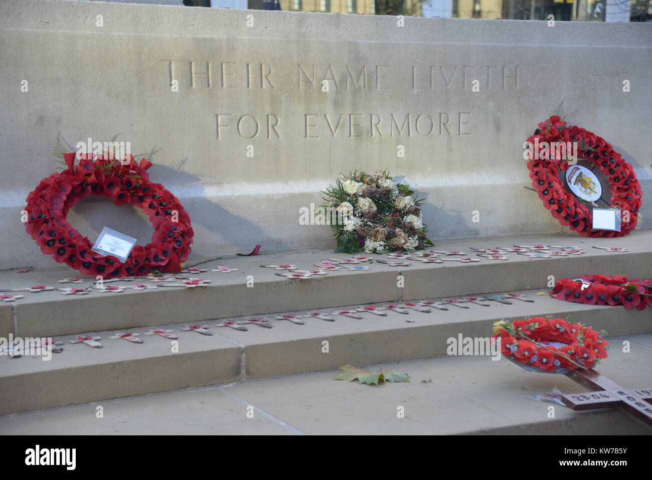 Wreath of poppies at War memorial Stock Photo - Alamy