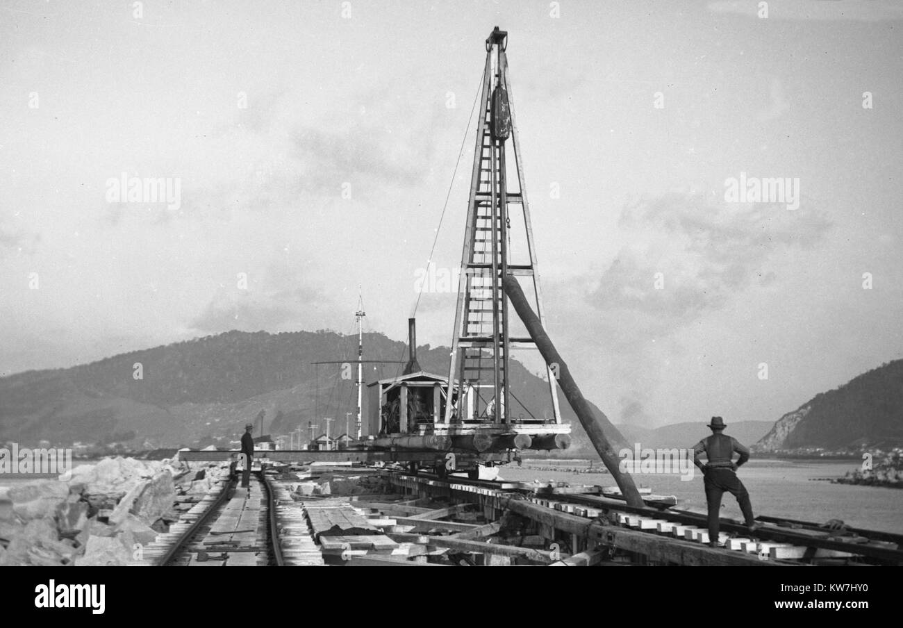 Men driving pylons for the Cobden side of the Greymouth Wharf, Westland, New Zealand, probably 1930s Stock Photo