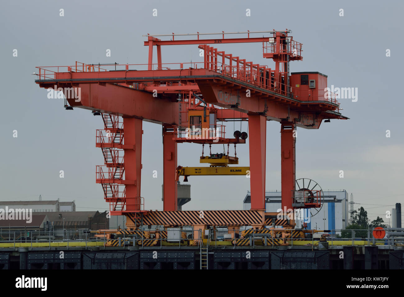 Gantry loading crane hires stock photography and images Alamy