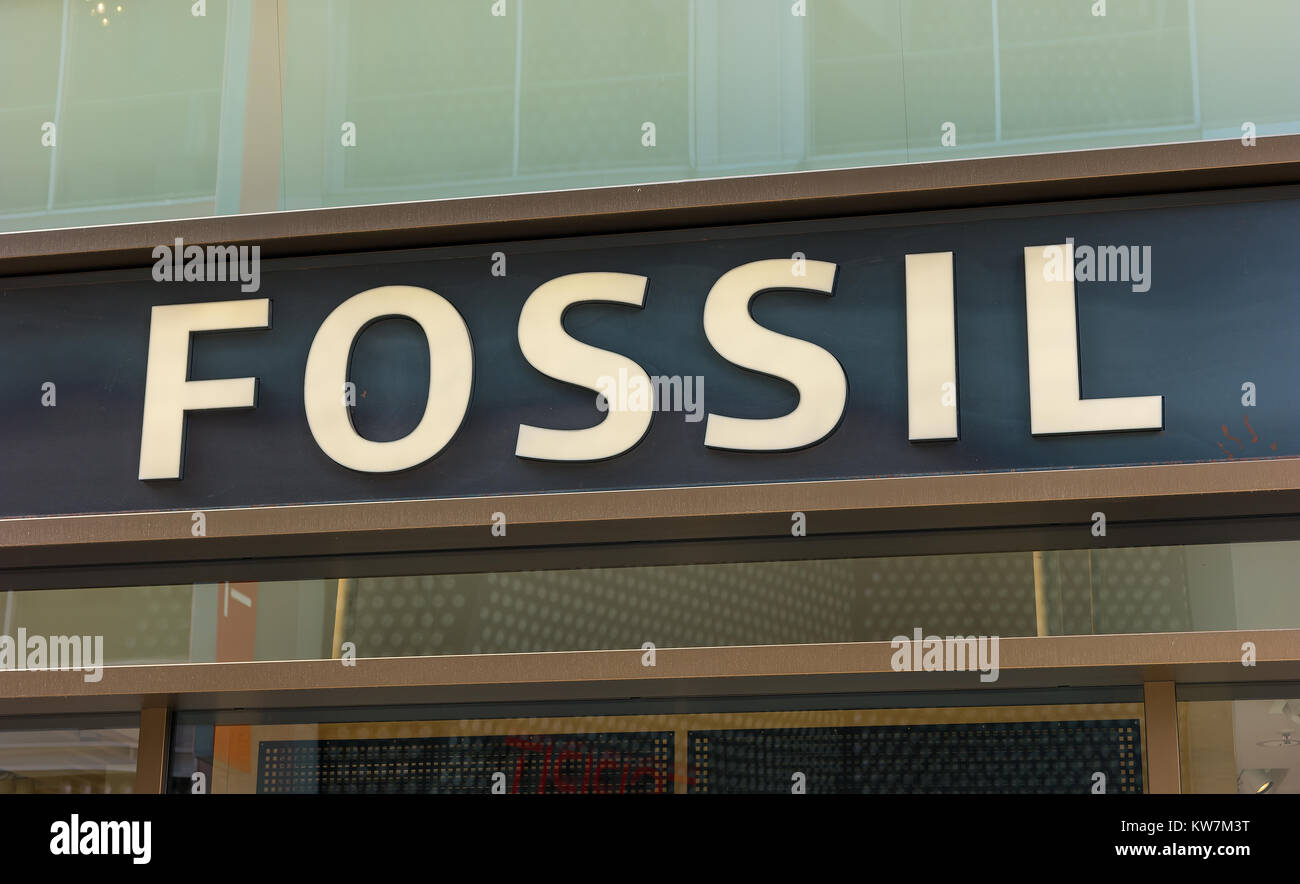 Boutique Fossi Logol. Fossil, Inc. is an American designer and manufacturer  of clothing and accessories with annual revenues of $ 2 billion Stock Photo  - Alamy