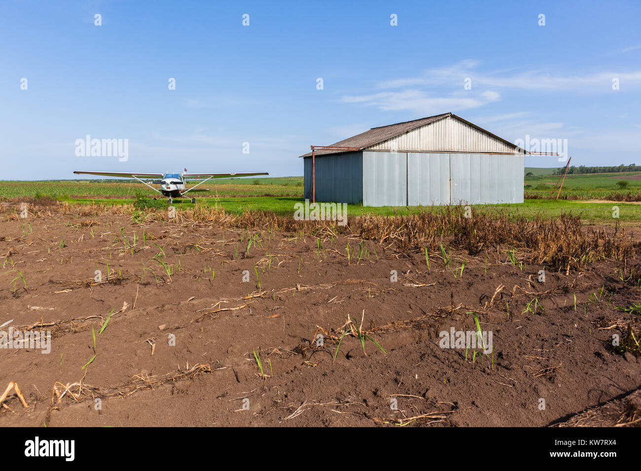 Grass airstrip hires stock photography and images Alamy