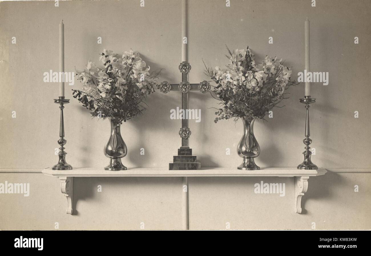 Mortuary chapel with Queen Alexandra's cross and vases and Princess Victoria's candlesticks in the King George Military Hospital, London, England, 1915. Courtesy National Library of Medicine. Stock Photo