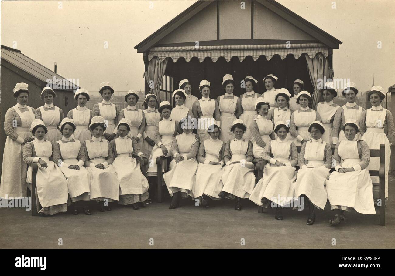 Day nurses pose for a group picture at King George Military Hospital, London, England, 1915. Stock Photo