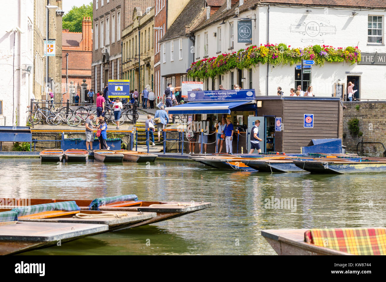 Punts on the Mill Pond in Cambridge, UK, with The Mill free house public house pub in the backgrouns Stock Photo