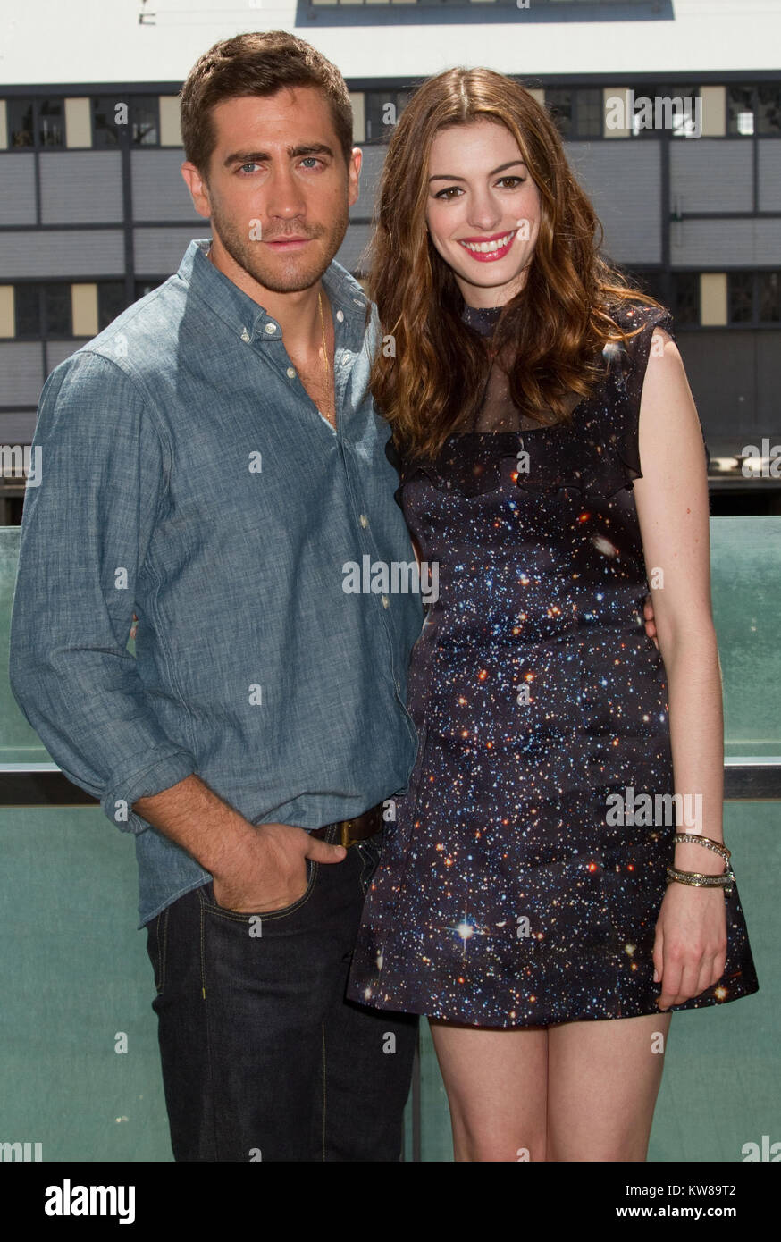 SYDNEY, AUSTRALIA - DECEMBER 06: Anne Hathaway and Jake Gyllenhaal pose during the 'Love & Other Drugs' Press Conference at the Wharf Theatre on December 6, 2010 in Sydney, Australia   People:  Anne Hathaway Jake Gyllenhaal  Transmission Ref:  MNCAU1 Stock Photo