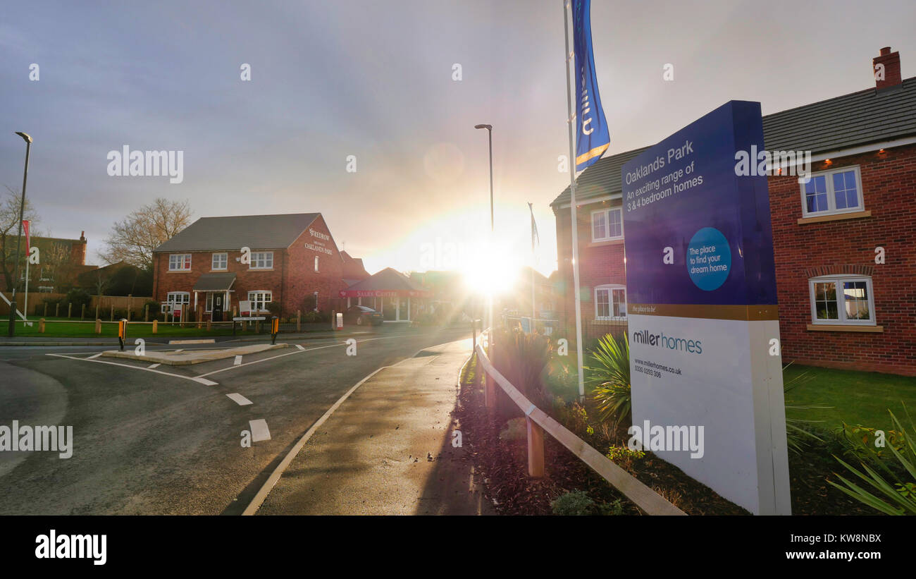 Ashourne, Derbyshire, UK. 31st December, 2017. Ashbourne Derbyshire 2017 property boom, sunset on the last day of 2017 over new property development in Ashbourne ranked No. 2 in the Zoopla top 10 towns for property price growth of 2017 Credit: Doug Blane/Alamy Live News Stock Photo