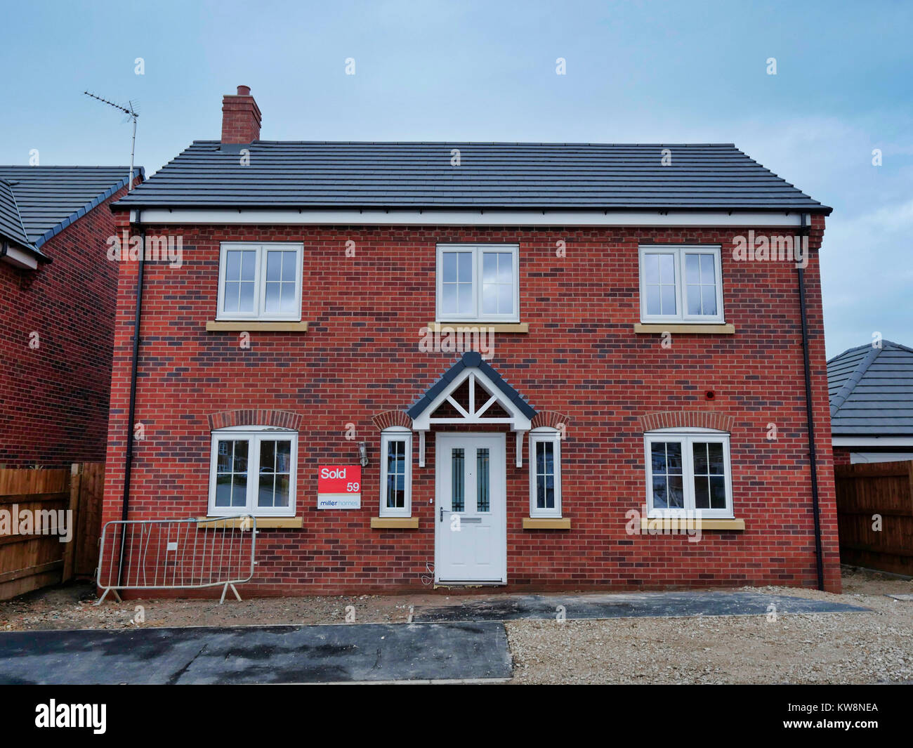 Ashourne, Derbyshire, UK. 31st December, 2017. Ashbourne Derbyshire 2017 property boom, sunset on the last day of 2017 over new property development in Ashbourne ranked No. 2 in the Zoopla top 10 towns for property price growth of 2017 Credit: Doug Blane/Alamy Live News Stock Photo