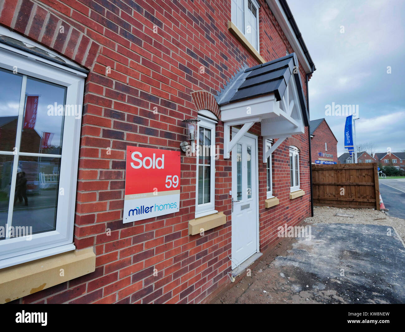 Ashourne, Derbyshire, UK. 31st December, 2017. Ashbourne Derbyshire 2017 property boom, sunset on the last day of 2017 over new property development in Ashbourne ranked No. 2 in the Zoopla top 10 towns for property price growth of 2017 Credit: Doug Blane/Alamy Live News Stock Photo