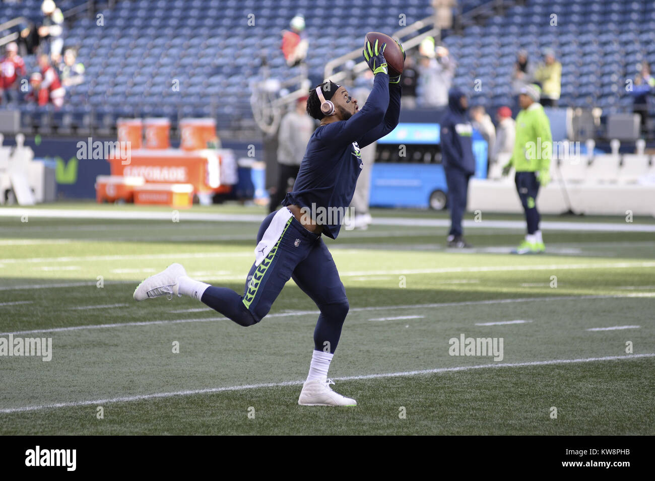 Seattle, Washington, USA. 31st Dec, 2017. Seahawks safety EARL THOMAS III warms up pre-game as the Arizona Cardinals and Seattle Seahawks get ready to play an NFL game at Century Link Field in Seattle, WA. Credit: Jeff Halstead/ZUMA Wire/Alamy Live News Stock Photo