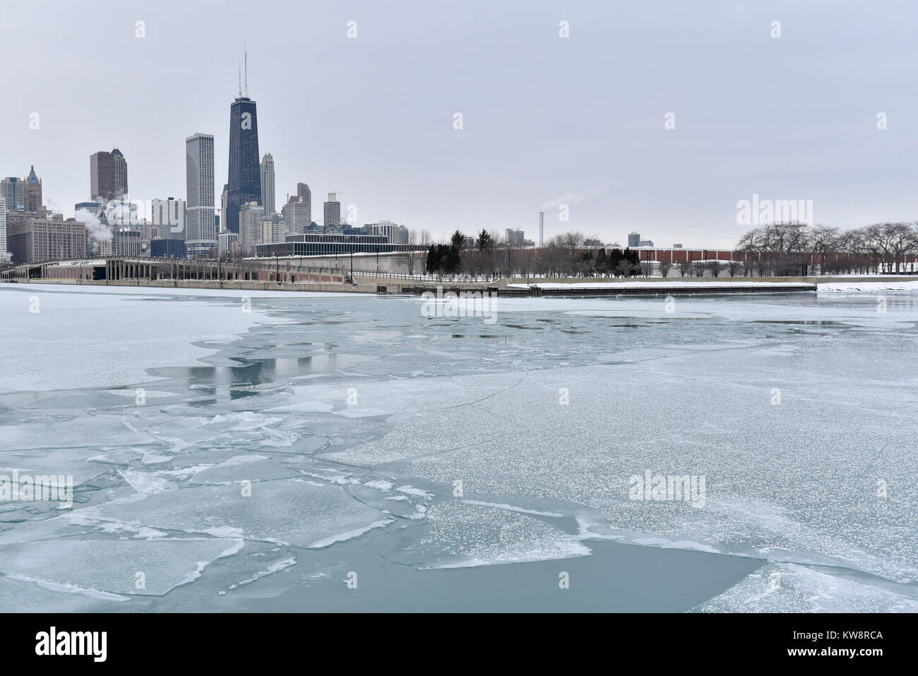 Chicago, USA.  31 December 2017.  USA weather:  Lake Michigan is frozen as temperatures dip to -17C.  Extremely cold conditions are forecast to continue into the New Year.  Credit: Stephen Chung / Alamy Live News Stock Photo