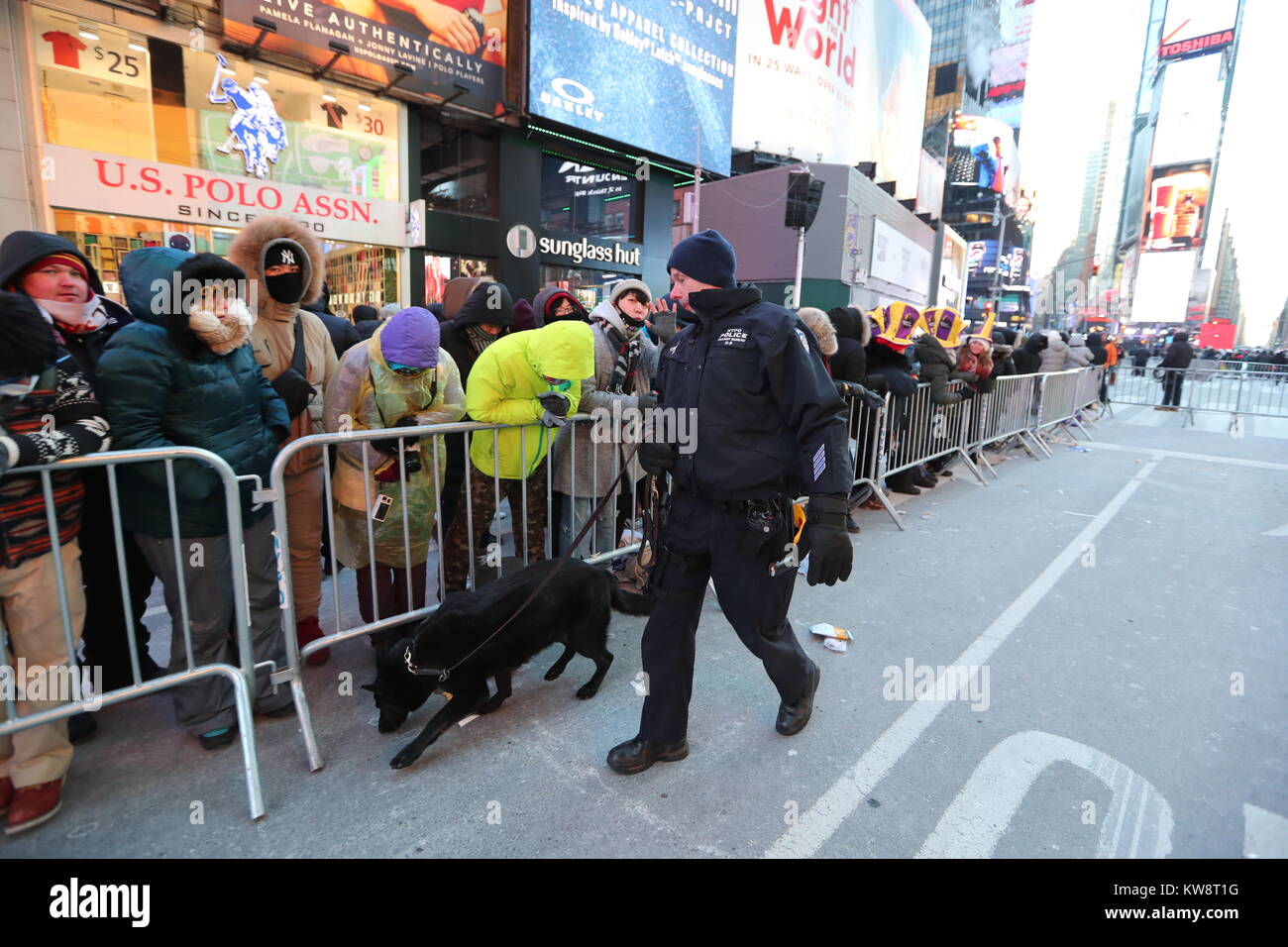 New York, USA. 31st Dec, 2017. A policeman patrols with a dog at Times ...