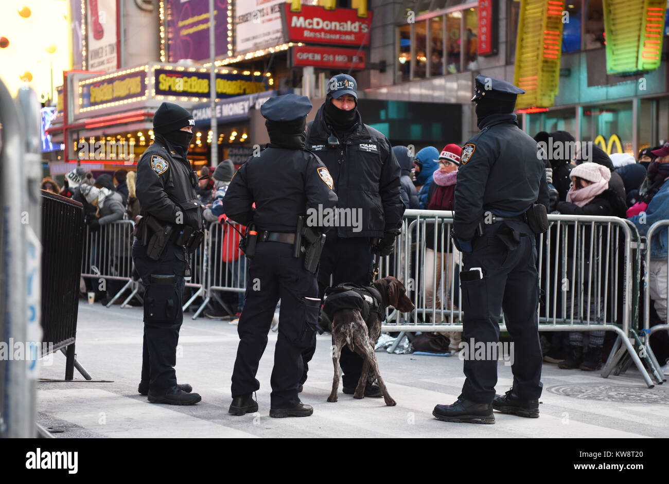New York, USA. 31st Dec, 2017. Police officers stand guard at Times ...