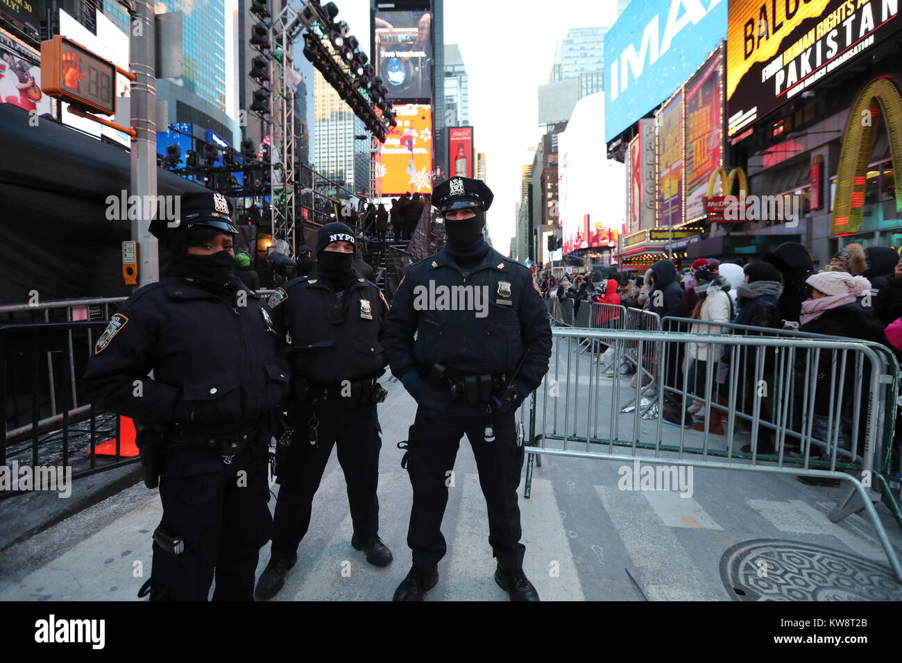 New York, USA. 31st Dec, 2017. Police officers stand guard at Times ...
