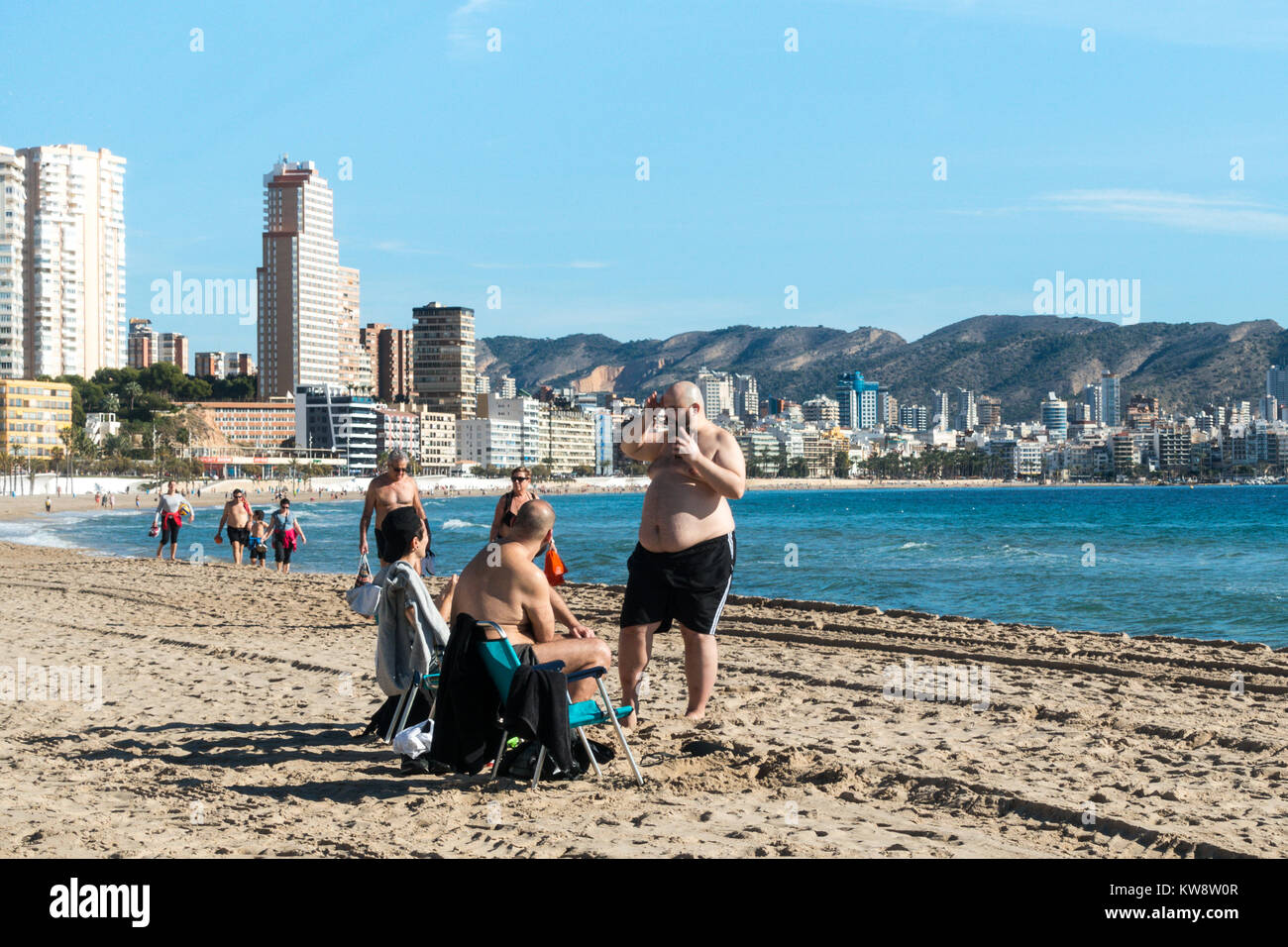 Poniente Beach, Benidorm, Costa Blanca, Spain, 30 December 2017. Blue skies and daytime temperatures reaching the mid 20's C draw the holiday crowds to this usually quiet part of Benidorm, whilst Britain freezes in minus temperatures, snow and ice. Credit: Mick Flynn/Alamy Live News Stock Photo