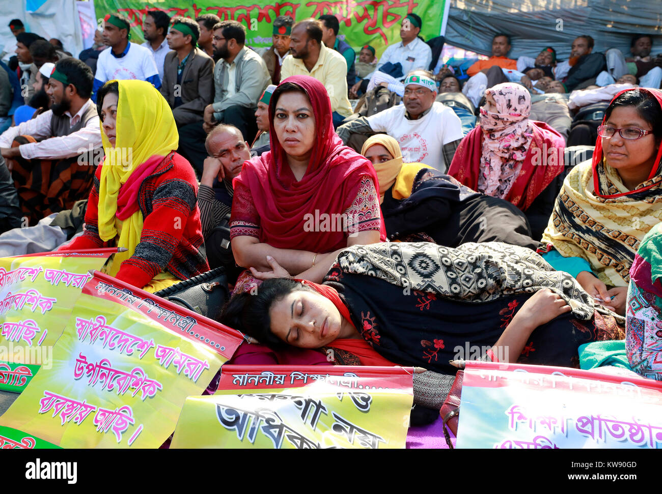 Dhaka, Bangladesh. 01st Jan, 2018. Teachers and employees of non-MPO educational institutions, who have been demonstrating for enlistment under the government's MPO facilities, start fast unto death in front of the National Press Club in Dhaka, Bangladesh. Credit: SK Hasan Ali/Alamy Live News Stock Photo