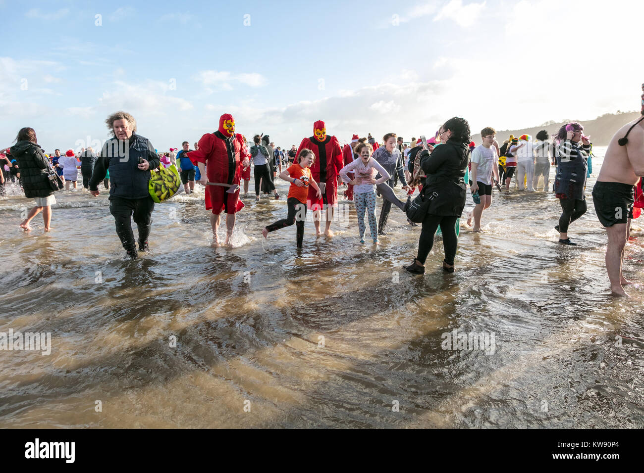 Saundersfoot, UK. 1st Jan, 2018. Big crowds turn out for the Saunderfoot New Years Day Swim 2018. Fine weather, fancy dress and a party atmosphere with hundreds of participants rushing into the sea, raising money for good causes. Credit: Derek Phillips/Alamy Live News Stock Photo