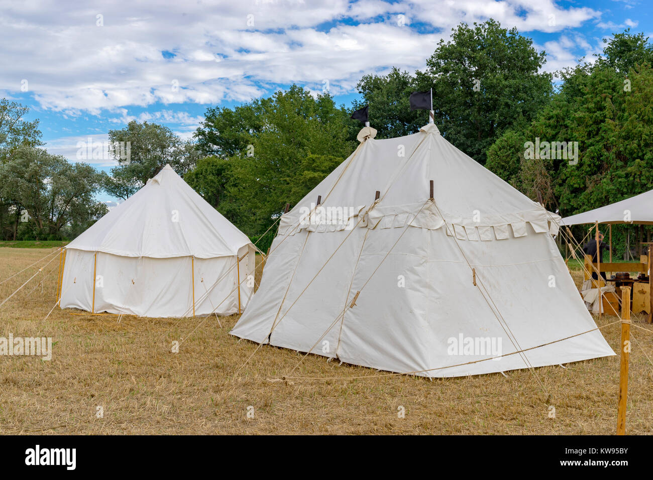 regisseur Omgeving Adolescent White tents on a medieval festival. Knights' Camp Stock Photo - Alamy