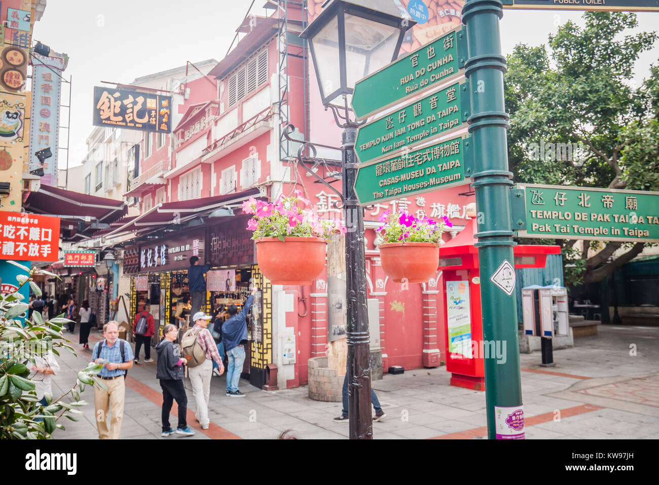 macau taipa shopping street rua do cunha Stock Photo - Alamy