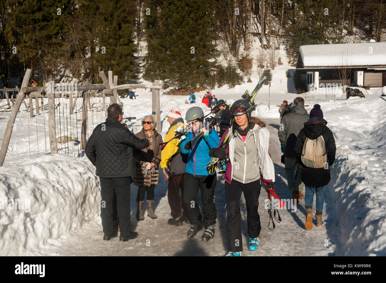 Eine Gruppe Skifahrer bereitet vor sich, auf hohe Niveaus des Spitzingsees in München zu steigen. Stock Photo