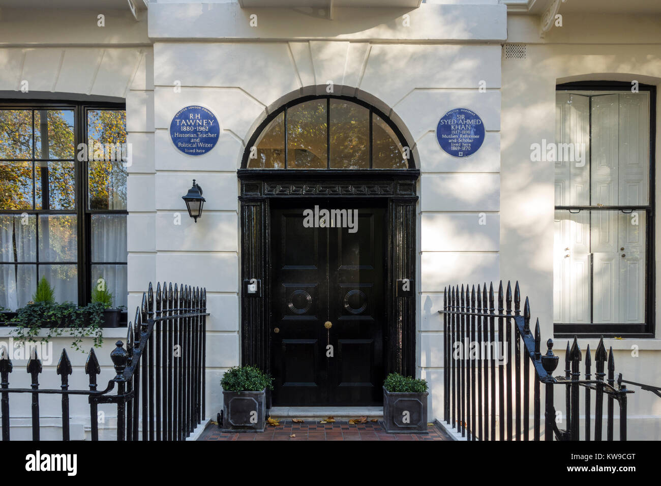 Blue plaque for R H Tawney and Sir Syed Ahmed Khan, 21 Mecklenburgh Square, London, UK Stock Photo