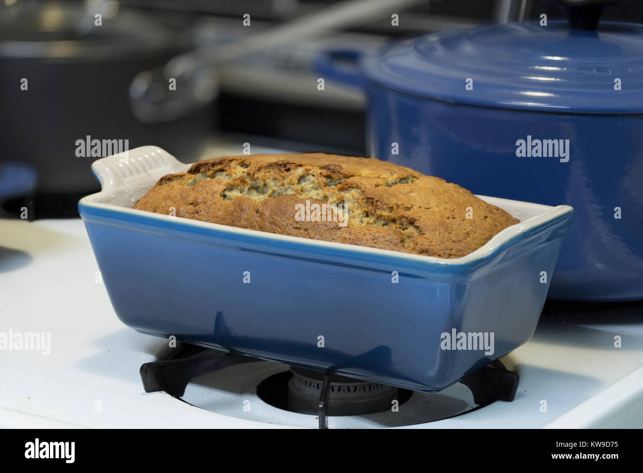 https://c8.alamy.com/comp/KW9D75/baked-home-made-banana-bread-in-le-creuset-bread-pan-KW9D75.jpg