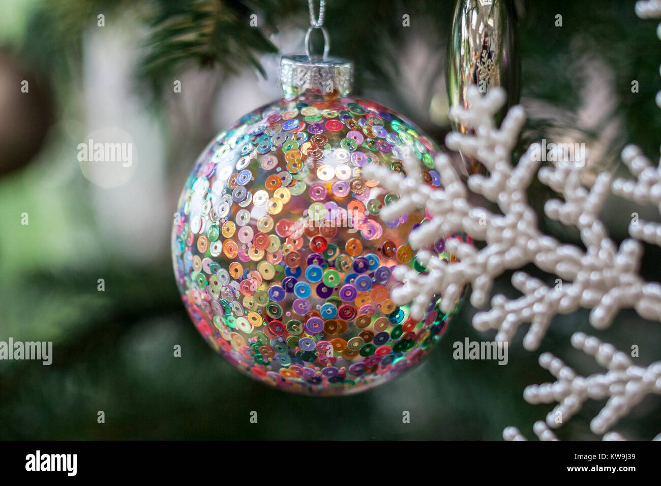 Tree baubles hi-res stock photography and images - Alamy