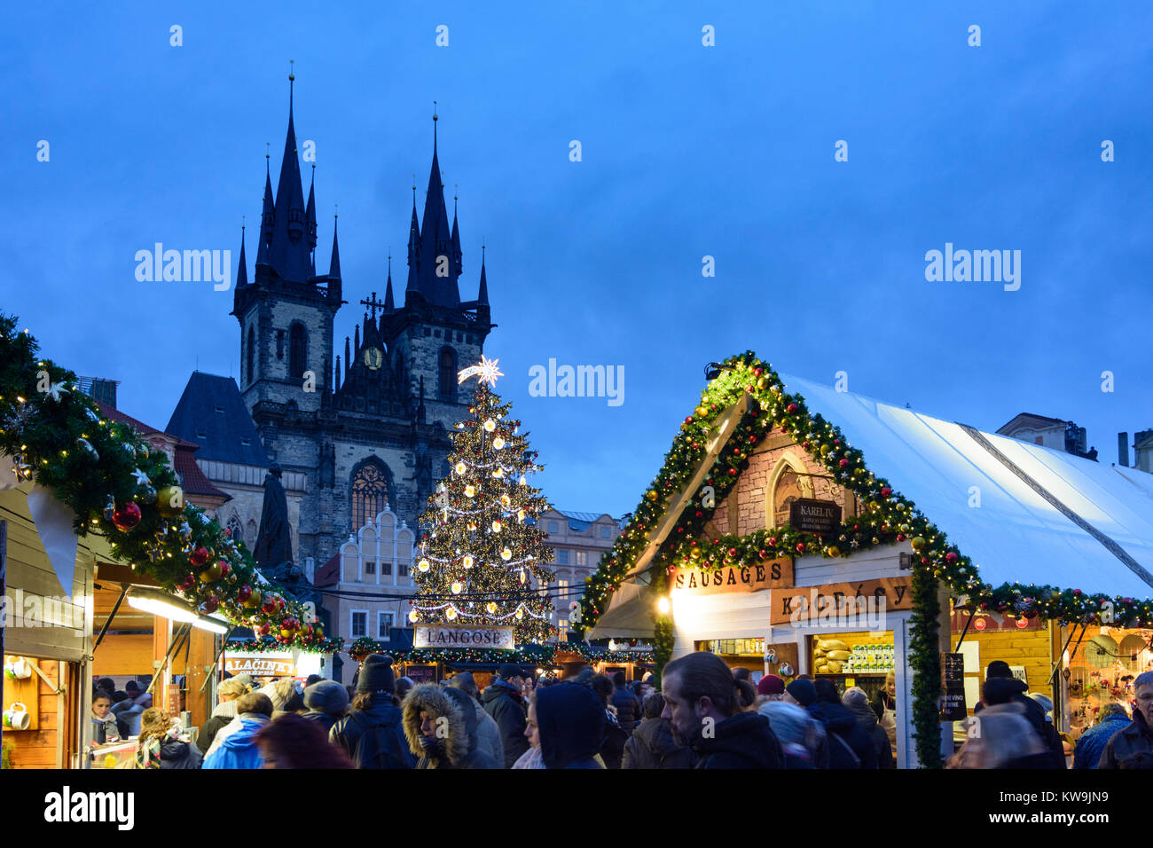 Praha: Christmas market at Old Town Square (Staromestske namesti ...