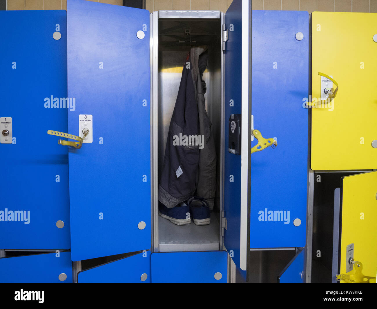 Molti gli armadietti con chiavi su Locker room Foto stock - Alamy