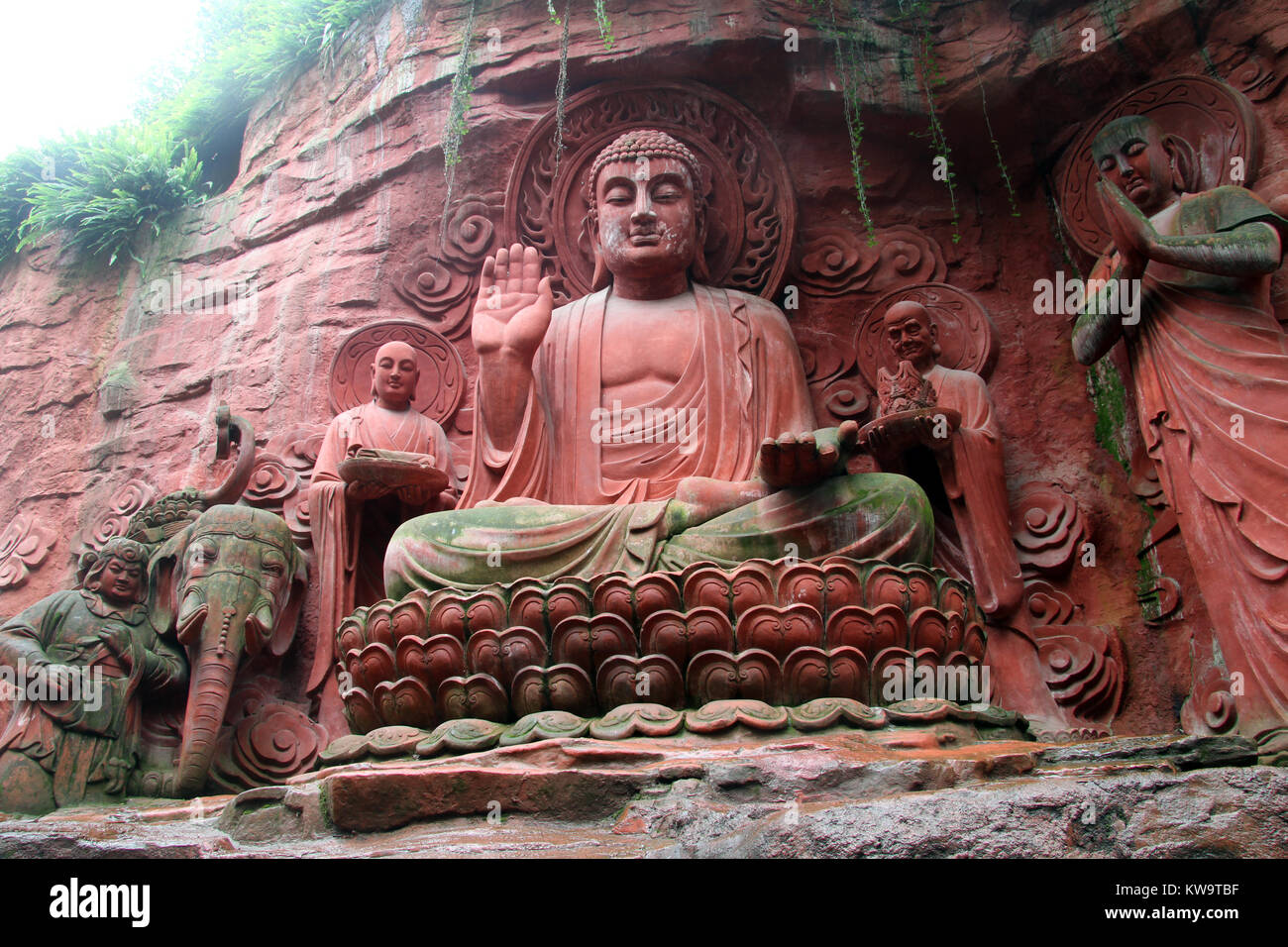 Statues near the wall of rock in EmeiShan, China Stock Photo