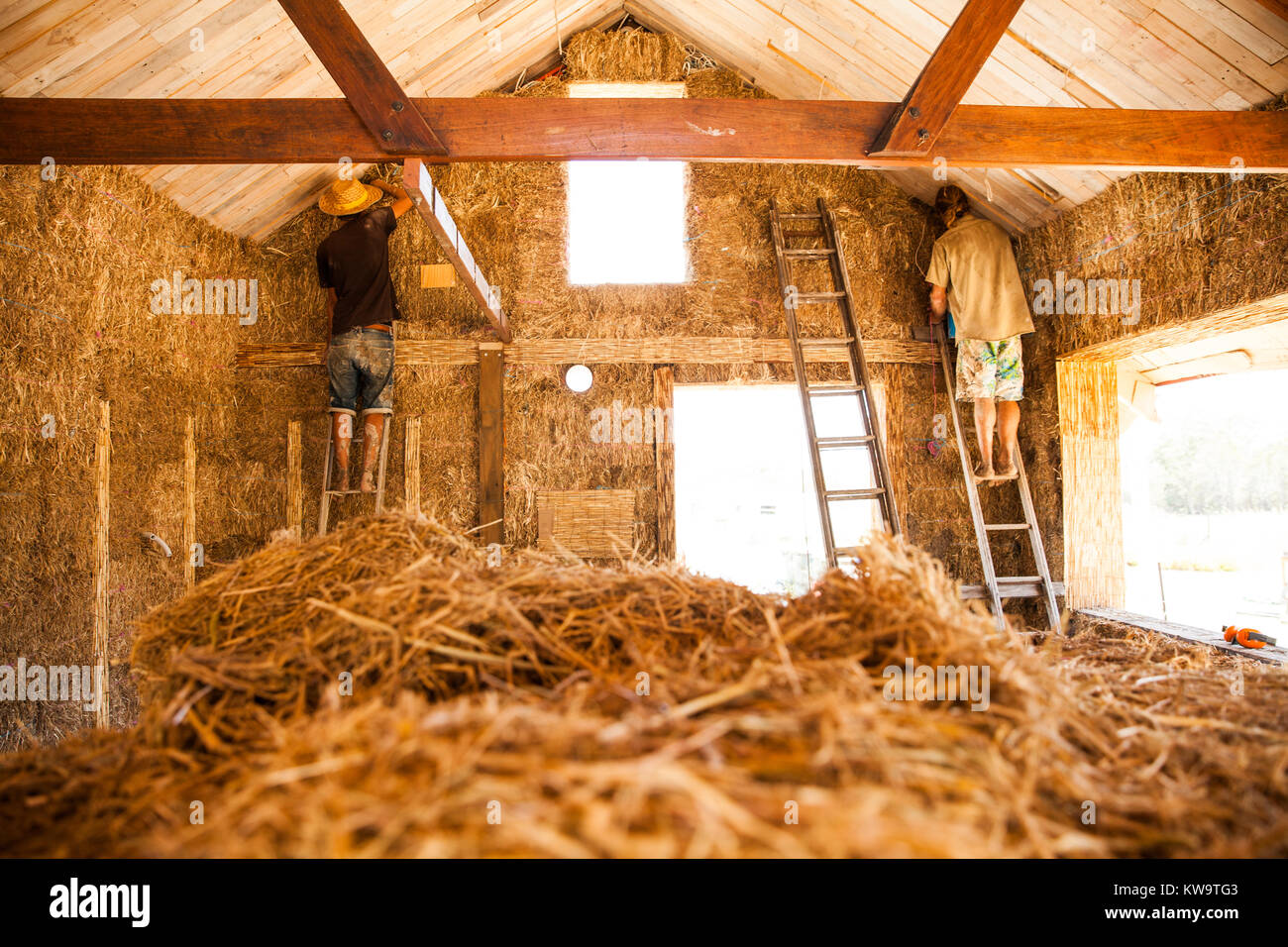 Straw Bale House Construction High Resolution Stock Photography And Images Alamy