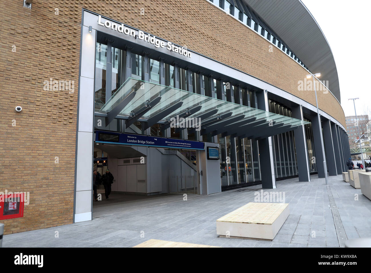 London bridge station entrance hi-res stock photography and images - Page 7  - Alamy