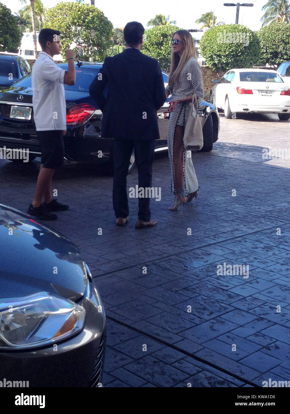 Elle macpherson waits for her car in south beach hi-res stock